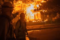 Lính cứu hỏa gần một ngôi nhà bốc cháy ở Palisades, Los Angeles hôm 8/1. Ảnh: WSJ.