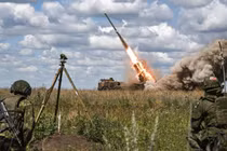 Quân nhân Nga nổ súng vào các vị trí của Ukraine trong chiến dịch quân sự tại Ukraine. Ảnh: Sputnik.