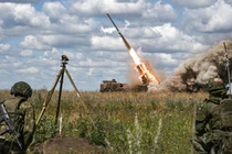 Quân nhân Nga nổ súng vào các vị trí của Ukraine trong chiến dịch quân sự tại Ukraine. Ảnh: Sputnik.