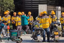 Nhiều nhân viên giao đồ ăn Meituan đang xếp hàng để chuẩn bị đi giao ở Thượng Hải, Trung Quốc (Ảnh: Getty)