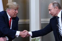 Tổng thống Nga Vladimir Putin (phải) và Tổng thống Mỹ Donald Trump bắt tay trước cuộc gặp ở Helsinki vào ngày 16/7/2018. Ảnh: AFP.