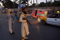 Các tay súng của Taliban đứng canh gác ở một góc đường, thành phố Herat, Afghanistan (Ảnh: AFP)