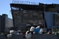 Đồ chơi mềm và hoa được đặt trước địa điểm xảy ra vụ khủng bố để tưởng nhớ các nạn nhân (Ảnh: Sputnik)