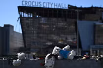 Đồ chơi mềm và hoa được đặt trước địa điểm xảy ra vụ khủng bố để tưởng nhớ các nạn nhân (Ảnh: Sputnik)