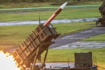 Cảnh phóng tên lửa đất đối không từ hệ thống Patriot. Ảnh: MW.