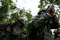 Binh sĩ chào mừng khi Thủ tướng Thái Lan Paetongtarn Shinawatra đến thăm Đại đội Biệt kích 1202 tại thị trấn biên giới Thái Lan-Campuchia thuộc huyện Aranyaprathet ngày 26/6. Ảnh: Reuters.