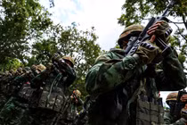 Binh sĩ chào mừng khi Thủ tướng Thái Lan Paetongtarn Shinawatra đến thăm Đại đội Biệt kích 1202 tại thị trấn biên giới Thái Lan-Campuchia thuộc huyện Aranyaprathet ngày 26/6. Ảnh: Reuters.