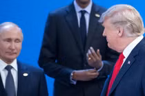 Ông Donald Trump (phải) và ông Vladimir Putin tại hội nghị thượng đỉnh G20 ở Buenos Aires, Argentina, ngày 30/11/2018. Ảnh: Getty.