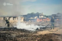 Lính cứu hỏa tại hiện trường vụ không kích của Nga ở khu vực Kiev, Ukraine hôm 9/7, trong một bức ảnh do Cơ quan khẩn cấp Ukraine cung cấp. Ảnh: WSJ.