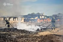 Lính cứu hỏa tại hiện trường vụ không kích của Nga ở khu vực Kiev, Ukraine hôm 9/7, trong một bức ảnh do Cơ quan khẩn cấp Ukraine cung cấp. Ảnh: WSJ.