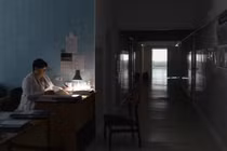 Khoa sản ở Hoshcha im ắng, không một tiếng khóc của trẻ sơ sinh hay tiếng các gia đình ăn mừng. Số ca sinh nở ở thị trấn phía tây đang giảm dần, với hàng triệu người Ukraine đã rời bỏ đất nước hoặc thiệt mạng trong chiến tranh. Ảnh: Reuters.