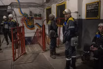 Công nhân chờ thang máy đưa xuống lòng đất để bắt đầu ca làm việc tại một mỏ than vào ngày 20/2/2024 gần Dnepr, Ukraine. Ảnh: Getty.