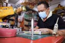 Vaccine COVID-19 vàng mã được làm thủ công (Ảnh: Reuters)