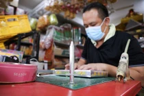 Vaccine COVID-19 vàng mã được làm thủ công (Ảnh: Reuters)