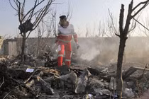 Hiện trường vụ tai nạn máy bay thảm khốc ở Iran (Ảnh: CNN)