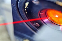 Hình ảnh chùm tia laser đang được phóng ra từ một thiết bị. Ảnh: iStock.