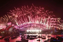 Pháo hoa thắp sáng bầu trời lúc nửa đêm trên Cầu cảng Sydney và Nhà hát Opera Sydney trong lễ kỷ niệm Ngày đầu năm mới 2025 vào ngày 1/1/2025. Ảnh: AFP.