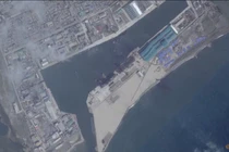 Hình ảnh vệ tinh cho thấy xưởng đóng tàu của Triều Tiên trước vụ tai nạn hạ thủy tàu chiến, tại Chongjin, Triều Tiên vào ngày 20/5. Ảnh: Reuters.
