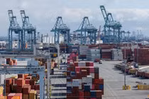 Hình ảnh chụp từ máy bay không người lái cho thấy các container vận chuyển từ Trung Quốc tại cảng Los Angeles ở Wilmington, California, ngày 4/2. Ảnh: Reuters.