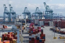 Hình ảnh chụp từ máy bay không người lái cho thấy các container vận chuyển từ Trung Quốc tại cảng Los Angeles ở Wilmington, California, ngày 4/2. Ảnh: Reuters.
