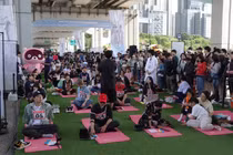 Cuộc thi này còn là nghệ thuật trình diễn thể hiện “sự tương phản trực quan giữa một nhóm không làm gì và một nhóm bận rộn” (Ảnh: CNN)