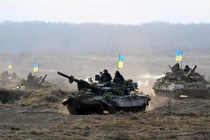 Xe tăng của Ukraine trong một cuộc tập trận ở Zhytomyr (Ảnh: AFP)