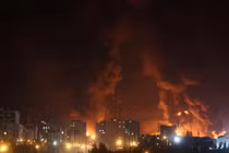 Đám cháy do đòn tấn công của Israel nhằm vào kho dầu Sharan, Tehran, ngày 15/6. Ảnh: Reuters.