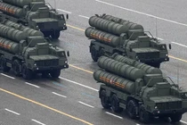 Các dàn tên lửa đất đối không thuộc hệ thống phòng không S-400 của Nga. Ảnh: MW.