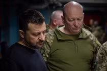 Tổng thống Zelensky (trái) và ông Yury Sodol thảo luận về tình hình chiến trường ở Donetsk ngày 19/4/2024 (Ảnh: Getty)