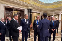 Bộ trưởng Ngoại giao Nga Sergey Lavrov và Cố vấn Chính sách Đối ngoại của Tổng thống Nga Vladimir Putin, ông Yuri Ushakov, trò chuyện với các quan chức Arab Saudi sau cuộc hội đàm Nga-Mỹ tại Riyadh vào ngày 18/2. Ảnh: Getty.