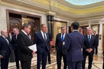 Bộ trưởng Ngoại giao Nga Sergey Lavrov và Cố vấn Chính sách Đối ngoại của Tổng thống Nga Vladimir Putin, ông Yuri Ushakov, trò chuyện với các quan chức Arab Saudi sau cuộc hội đàm Nga-Mỹ tại Riyadh vào ngày 18/2. Ảnh: Getty.