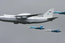 Máy bay vận tải An-124 của Nga với nhóm máy bay chiến đấu hộ tống. Ảnh: MW.