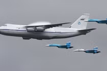 Máy bay vận tải An-124 của Nga với nhóm máy bay chiến đấu hộ tống. Ảnh: MW.