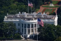 Quốc kỳ Mỹ tung bay bên ngoài Nhà Trắng vào ngày 19/6 tại Washington, DC. Ảnh: Getty.