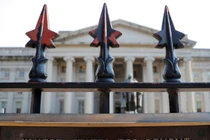 Bộ Tài chính Mỹ công bố lớp lệnh trừng phạt mới nhằm vào Nga (Ảnh: AP)