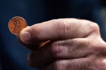 Ông Brandon Beach trình bày đồng xu cuối cùng được đúc tại Xưởng đúc tiền ở Philadelphia hôm 12/11. Ảnh: Washington Post.