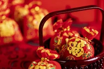 Mặc dù xu hướng tặng quà ngày Tết đã có sự thay đổi, nhưng các giá trị truyền thống vẫn được giữ vững. Ảnh: Getty.