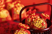 Mặc dù xu hướng tặng quà ngày Tết đã có sự thay đổi, nhưng các giá trị truyền thống vẫn được giữ vững. Ảnh: Getty.