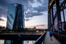 Fed và ECB gần đây tiếp tục nâng lãi suất (Ảnh: AP)