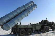 Bệ phóng thuộc hệ thống phòng không tầm xa S-400. Ảnh: MW.