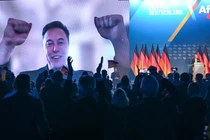 Elon Musk phát biểu trước những người tham gia cuộc sự kiện của đảng AfD qua liên kết video tại Halle, Đức, vào ngày 25/1. Ảnh: Getty.