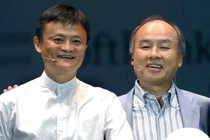 Masayoshi Son (phải) và Jack Ma tại một cuộc họp báo ở Maihama, Nhật Bản tháng 6/2020 (Ảnh: AP)