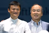 Masayoshi Son (phải) và Jack Ma tại một cuộc họp báo ở Maihama, Nhật Bản tháng 6/2020 (Ảnh: AP)