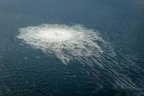 Các bong bóng khí từ vụ rò rỉ đường ống Nord Stream 2 trên bề mặt Biển Baltic trong khu vực có đường kính hơn 1 km gần Bornholm, Đan Mạch, ngày 27/9/2022. Ảnh: Reuters.