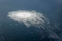 Các bong bóng khí từ vụ rò rỉ đường ống Nord Stream 2 trên bề mặt Biển Baltic trong khu vực có đường kính hơn 1 km gần Bornholm, Đan Mạch, ngày 27/9/2022. Ảnh: Reuters.