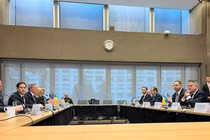 Đặc phái viên Mỹ Steve Witkoff, Ngoại trưởng Mỹ Marco Rubio, Bộ trưởng Lục quân Mỹ Daniel Driscoll và các thành viên khác của phái đoàn Mỹ, cùng phái đoàn Ukraine trong cuộc đàm phán về việc chấm dứt chiến tranh ở Geneva, Thụy Sĩ, ngày 23/11. Ảnh: Reuters.