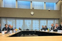 Đặc phái viên Mỹ Steve Witkoff, Ngoại trưởng Mỹ Marco Rubio, Bộ trưởng Lục quân Mỹ Daniel Driscoll và các thành viên khác của phái đoàn Mỹ, cùng phái đoàn Ukraine trong cuộc đàm phán về việc chấm dứt chiến tranh ở Geneva, Thụy Sĩ, ngày 23/11. Ảnh: Reuters.