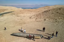 Iran hôm 1/10 đã phóng một trong những loạt tên lửa đạn đạo lớn nhất trong lịch sử chiến tranh nhằm vào Israel (Ảnh: WSJ)