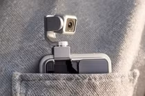 Chiếc điện thoại hỗ trợ AI của Honor, Robot Phone, có camera gắn gimbal có thể gập lại. Ảnh: SCMP.