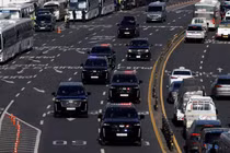 Đoàn xe được cho là chở Tổng thống Hàn Quốc bị luận tội Yoon Suk Yeol đi trên một con đường ở Seoul, Hàn Quốc, ngày 15/1. Ảnh Reuters.